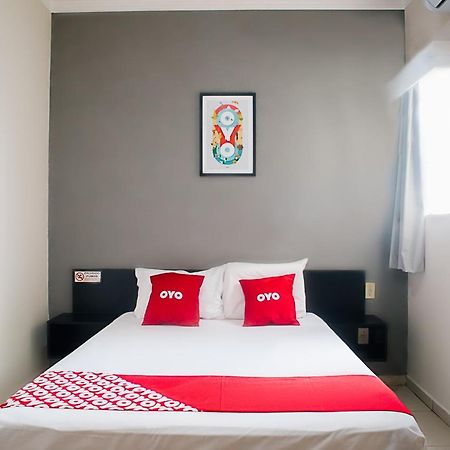 Oyo Cerrado Hotel, Campo Grande Campo Grande  Zewnętrze zdjęcie A bedroom at an OYO hotel in Jakarta, Indonesia