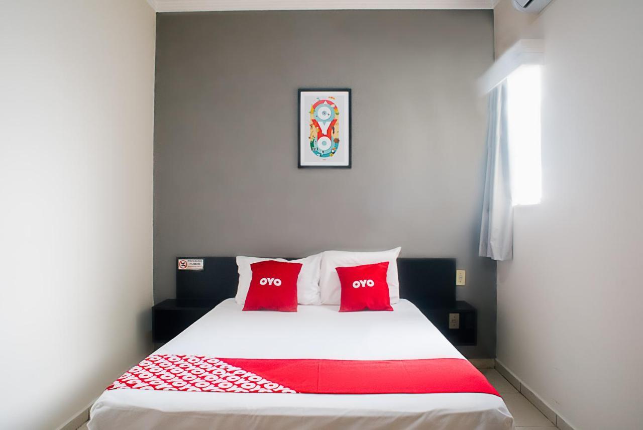 Oyo Cerrado Hotel, Campo Grande Campo Grande  Zewnętrze zdjęcie A bedroom at an OYO hotel in Jakarta, Indonesia